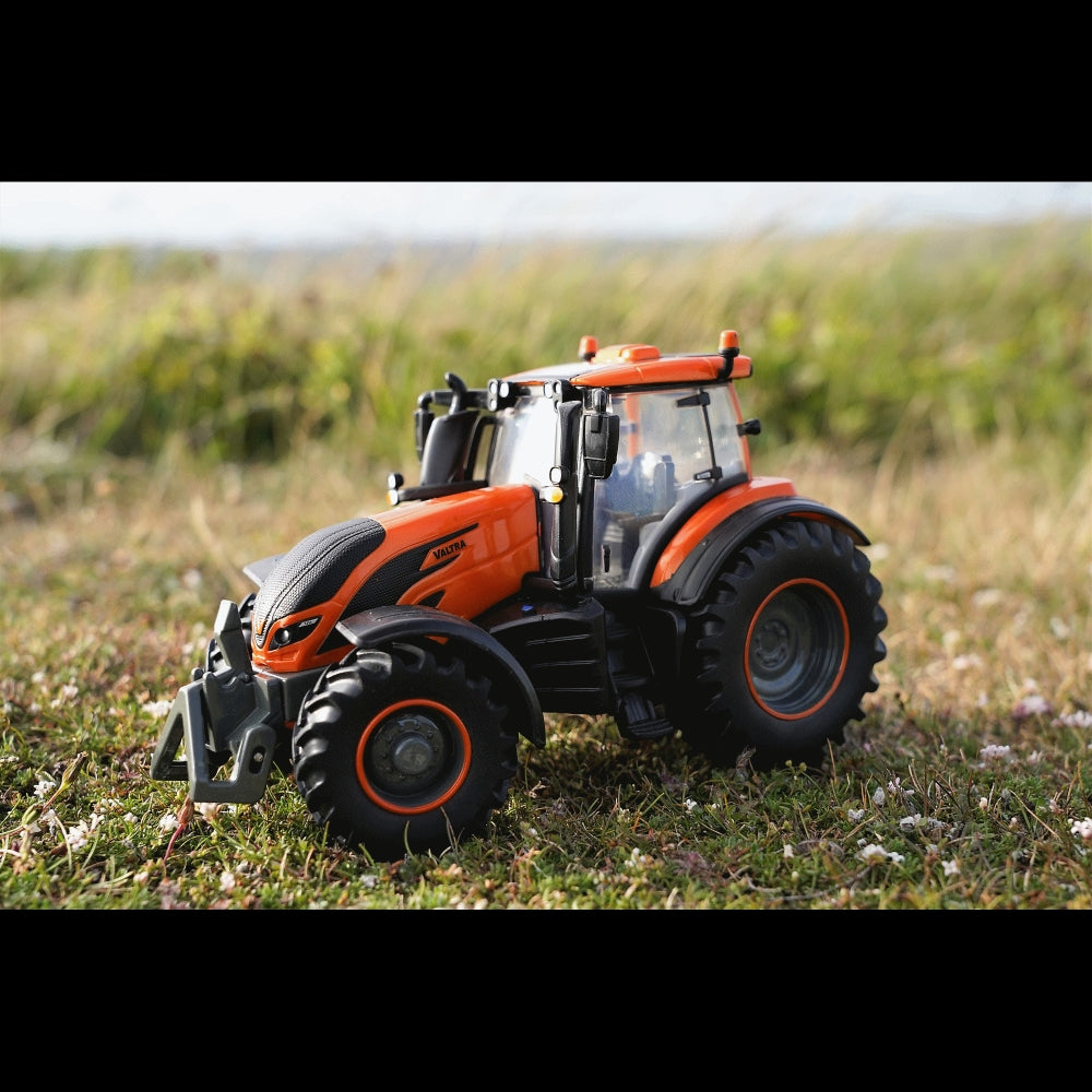 Britains Valtra Traktor T254 med oransje metalliclakk skala 1:32