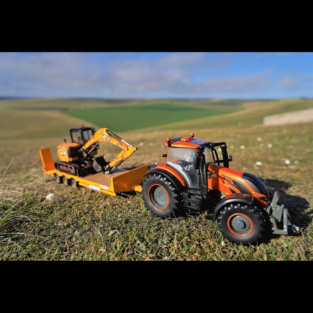 Britains Valtra Traktor T254 med oransje metalliclakk skala 1:32