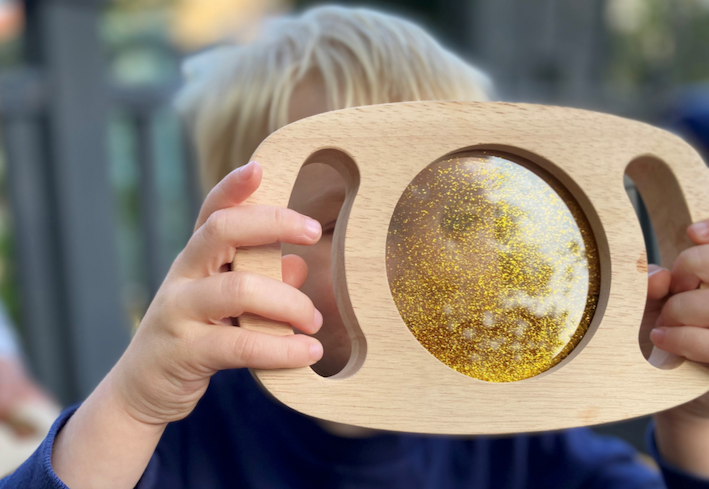 Lettholdt sensorisk glitterpanel