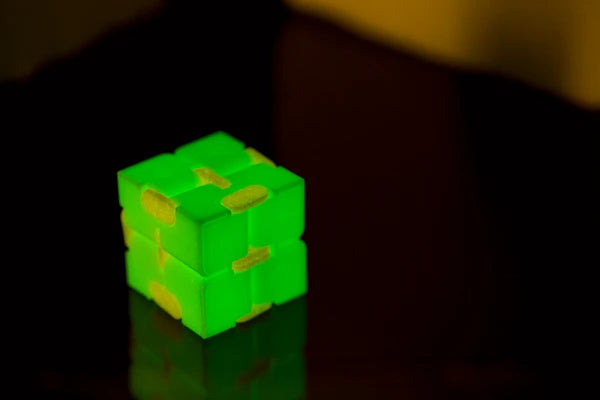 Infinity cube fidgetleke - lyser i mørket