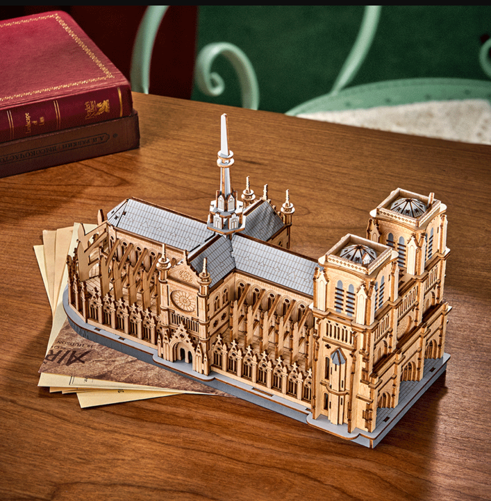 Robotime trebyggesett for voksne: Notre Dame-katedralen