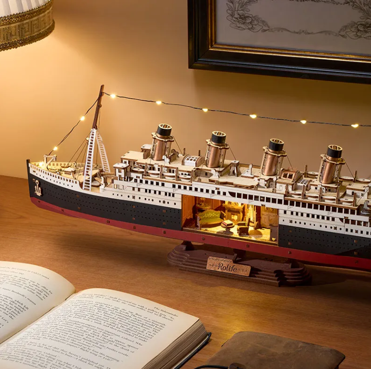 Robotime trebyggesett for voksne: Titanic med belysning