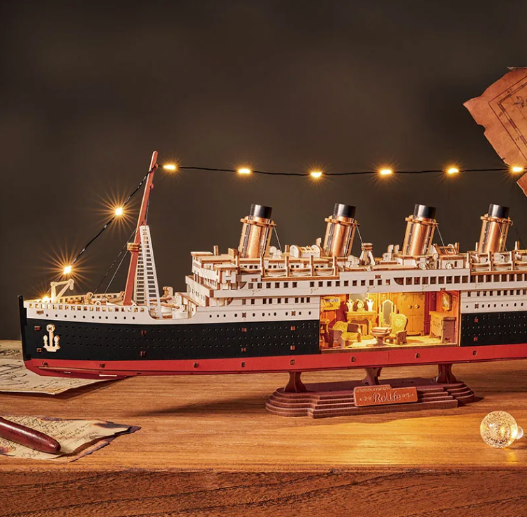 Robotime trebyggesett for voksne: Titanic med belysning