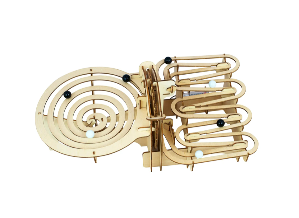 Engenius byggesett av tre: Dobbel kulebane med elektrisk heis